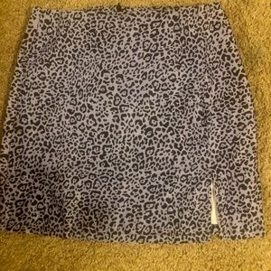 Lavender Leapord print mini skirt with thigh slit size modernsmall zippered back